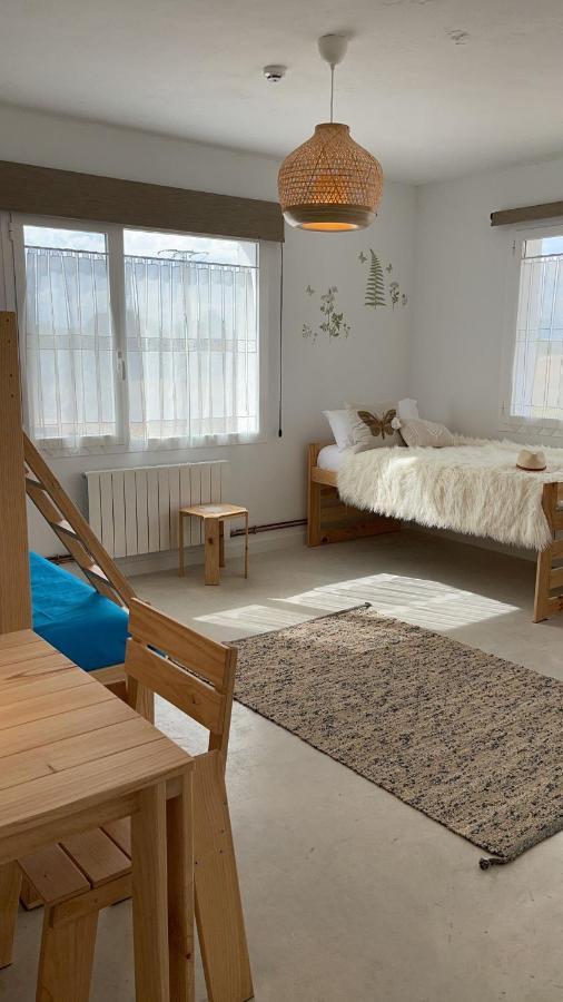 Entheos Hostel Lerin Bagian luar foto