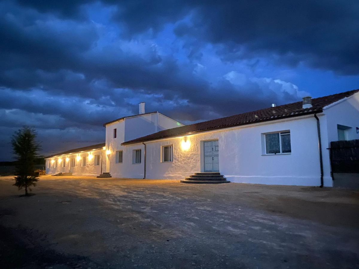 Entheos Hostel Lerin Bagian luar foto